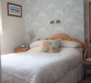 爱丁堡Whitecroft B&B的一间卧室配有蓝色和粉红色壁纸的床