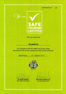 普拉兰阿克拉住宿加早餐旅馆的绿色信封,带有安全旅游认证标志