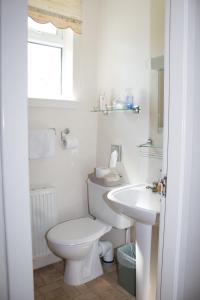 爱丁堡Whitecroft B&B的白色的浴室设有卫生间和水槽。