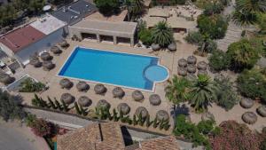 索列尔港艾斯港口酒店的享有度假村游泳池的顶部景致