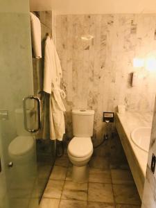 卡拉奇海滩豪华酒店的白色的浴室设有卫生间和水槽。
