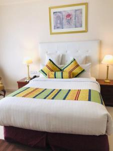 卡拉奇海滩豪华酒店的一间卧室配有一张大床和两个枕头