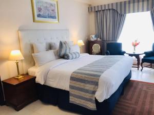 卡拉奇海滩豪华酒店的酒店客房设有一张大床和一间客厅。
