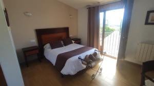 托雷斯玛西纳港乡村酒店的一间卧室设有一张床和一个大窗户