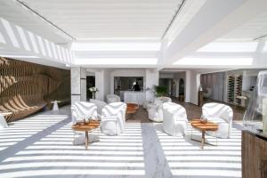 奥尔梅托玛琳卡Spa酒店的配有白色桌椅的房间的 ⁇ 染