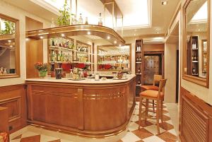 威尼斯丰塔纳酒店的一间大酒吧,在房间内有柜台