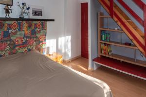 FontenillesGîte Les chênes的一间卧室设有一张床和一个书架