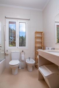 卡马查Valle Paraizo的白色的浴室设有卫生间和水槽。