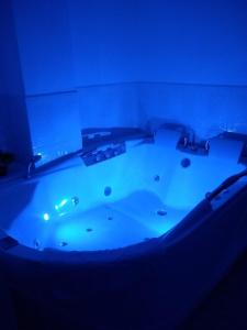 AnsermaHotel Anzea的客房内的蓝色灯光浴缸