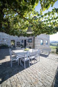 圣托·蒂尔索Quinta da Casa Nova的砖砌庭院里的桌椅