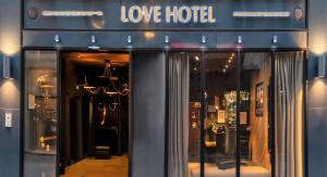巴黎Love Hôtel avec nuit insolite au Dandy et Jacuzzi privatisé的店前有情人酒店标志