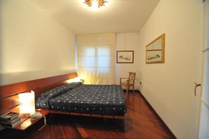 梅斯特卡瓦利公寓酒店的卧室配有1张床、1张桌子和1把椅子