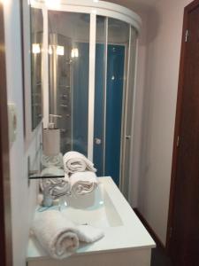 波尔图塞尔帕公寓的浴室配有盥洗盆、镜子和毛巾