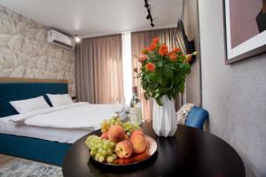 基辅Allurapart Мalahyt的一间酒店客房,配有一张桌子和一碗水果