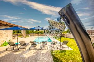 罗维尼Villa Aria Istria的游泳池前的水滑梯