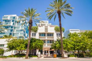 迈阿密海滩Berkeley Shore Hotel的一群棕榈树在一座建筑前