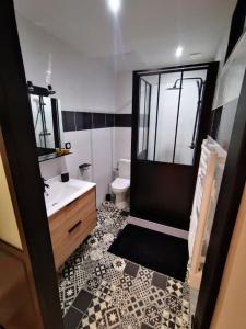 沙托鲁Au numéro 2 Le Zen的一间带水槽、卫生间和镜子的浴室