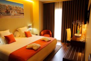 维戈阿瓜德玛尔精品酒店的酒店的客房 - 带两张枕头的床