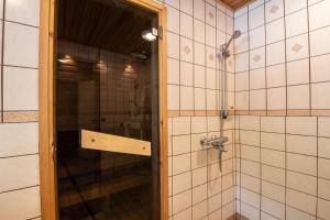 Korkeakoski库尔塔拉平房旅馆的浴室里设有玻璃门淋浴