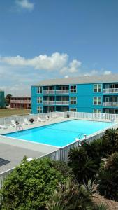 阿兰瑟斯港行政钥匙海滩公寓酒店的大楼前的大型游泳池