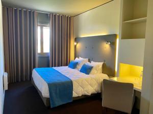 波尔图Vilar Oporto Hotel的酒店客房设有一张大床和一张书桌。
