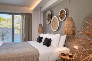 尼基亚娜碧海银滩的一间卧室设有一张床和一个大窗户