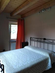 BovesLA LEGIUN STRANIERA的卧室配有白色的床和窗户。
