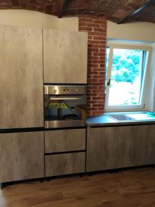 BovesLA LEGIUN STRANIERA的厨房配有不锈钢用具和窗户