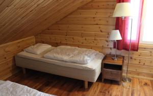 耶姆赛Himoseasy Cottages的卧室配有木墙内的一张床