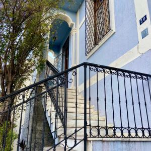 贝洛奥里藏特Vila Santê的蓝色的房子,设有楼梯和窗户