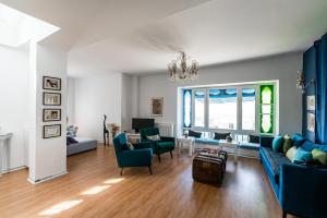 西迪·布·赛义德La Villa Des Oliviers的客厅配有蓝色的沙发和沙发。