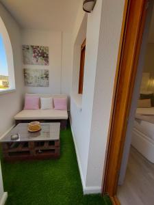 鲁伊德拉Suite Ruidera Beach的客厅配有沙发和桌子