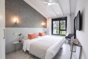 里瓦德塞利亚El Encanto Villas Boutique的卧室设有一张白色大床和一扇窗户。