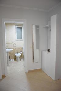 地拉那Click Apartments - Tirana的白色的浴室设有水槽和卫生间。