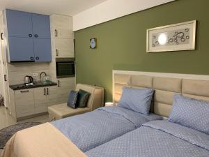 巴尔Sea&Center Lux的一间带两张床的卧室和一间厨房