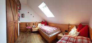 卡奇山口Katschberghöhe 21的一间卧室设有两张单人床和一个天窗