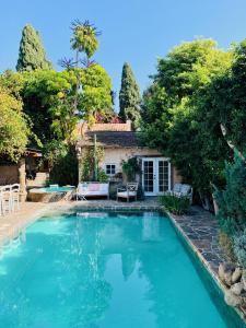 洛杉矶Under the Tuscan Sun Cottage in West Los Angeles的房屋前的游泳池