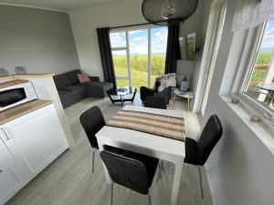 海拉Skeiðvellir Panorama house的厨房以及带桌椅的起居室。