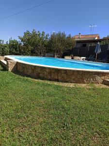 特罗法Casa da Belavista的游泳池四周环绕着石墙