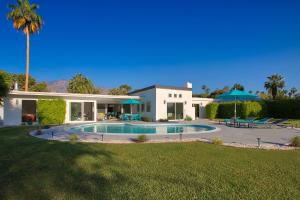 棕榈泉Casa Agave Palm Springs的庭院中带游泳池的房子