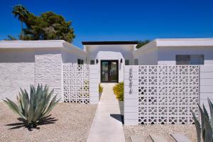 棕榈泉Casa Agave Palm Springs的白色房子前面的白色围栏