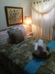 佩尼亚斯科港Sunset Apartment的一间卧室配有带毛巾的床