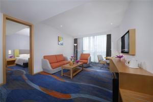 郑州郑州郑东智选假日酒店的酒店客房设有沙发和客厅。