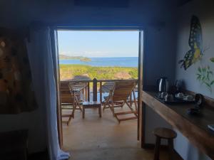 贝岛villa nosy détente的门上可欣赏到海景的厨房