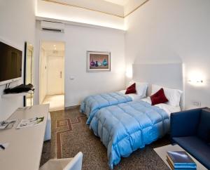 雷焦卡拉布里亚城镇之屋凯沃尔酒店的一间卧室配有一张床和蓝色毯子