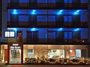雅典德斯洛斯酒店的上面有蓝色的灯的建筑