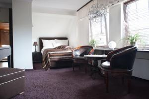 伊诺弗罗茨瓦夫薇拉诺塞芬纳别墅的卧室配有一张床和一张桌子及椅子