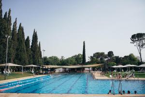 凯法布鲁姆Pastoral Hotel - Kfar Blum的一个大型游泳池周围的人