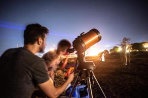 凯法布鲁姆Pastoral Hotel - Kfar Blum的一组人用望远镜看星星