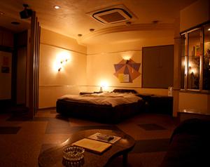 HOTEL K's GOMANGOKU adult only的一间卧室配有一张床和一张桌子